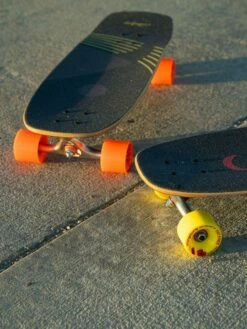 Loaded Ballona Moby Complete -DE Surfausrüstung Verkäufe 2024 Loaded Ballona action lifestyle 06 Moby Willy bei brettsport de 1260x1260