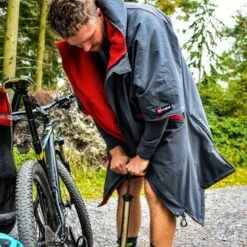 Red Paddle Co. Red Paddle Co Pro Change Jacket Short Sleeve -DE Surfausrüstung Verkäufe 2024 ProChangeMensSSGrey 3 x800 bei brettsport de 1260x1260